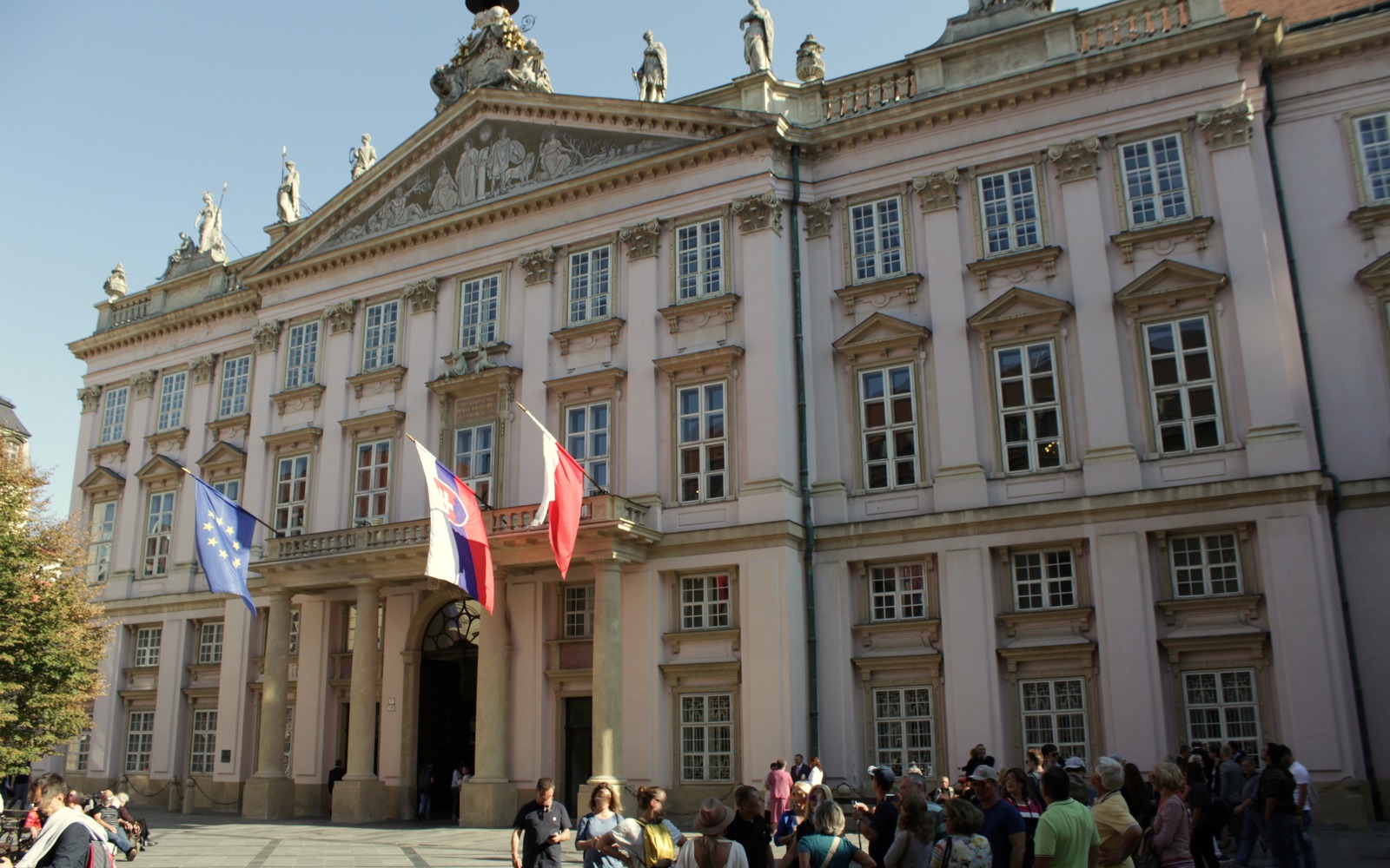 A Closer Look at Primate’s Palace: Façade, Courtyard and Mirrors