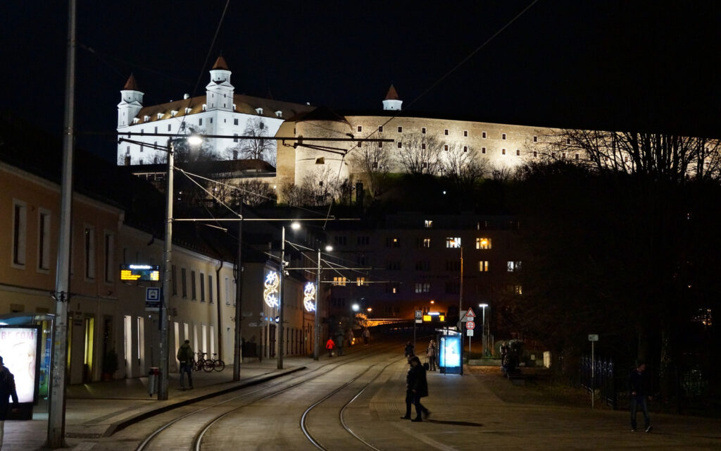 Bratislavský hrad po zotmení